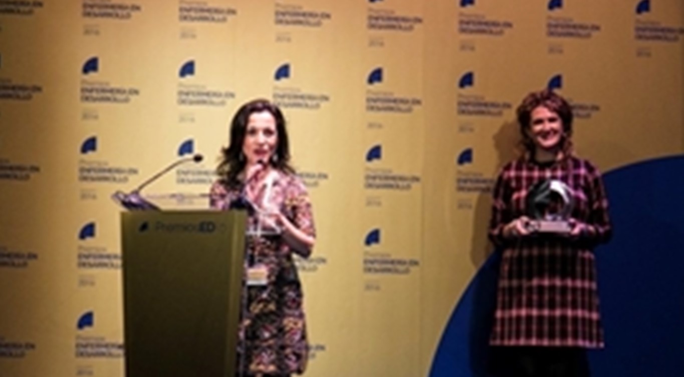 La Sra. Marta Pisano González, miembro de la Sociedad de Enfermería Familiar y Comunitaria de Asturias (SEAPA), recibe el premio 